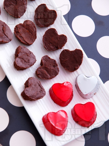 Домашни шоколадови бонбони с млечен и натурален шоколад, ром и сметана във формички сърце - снимка на рецептата